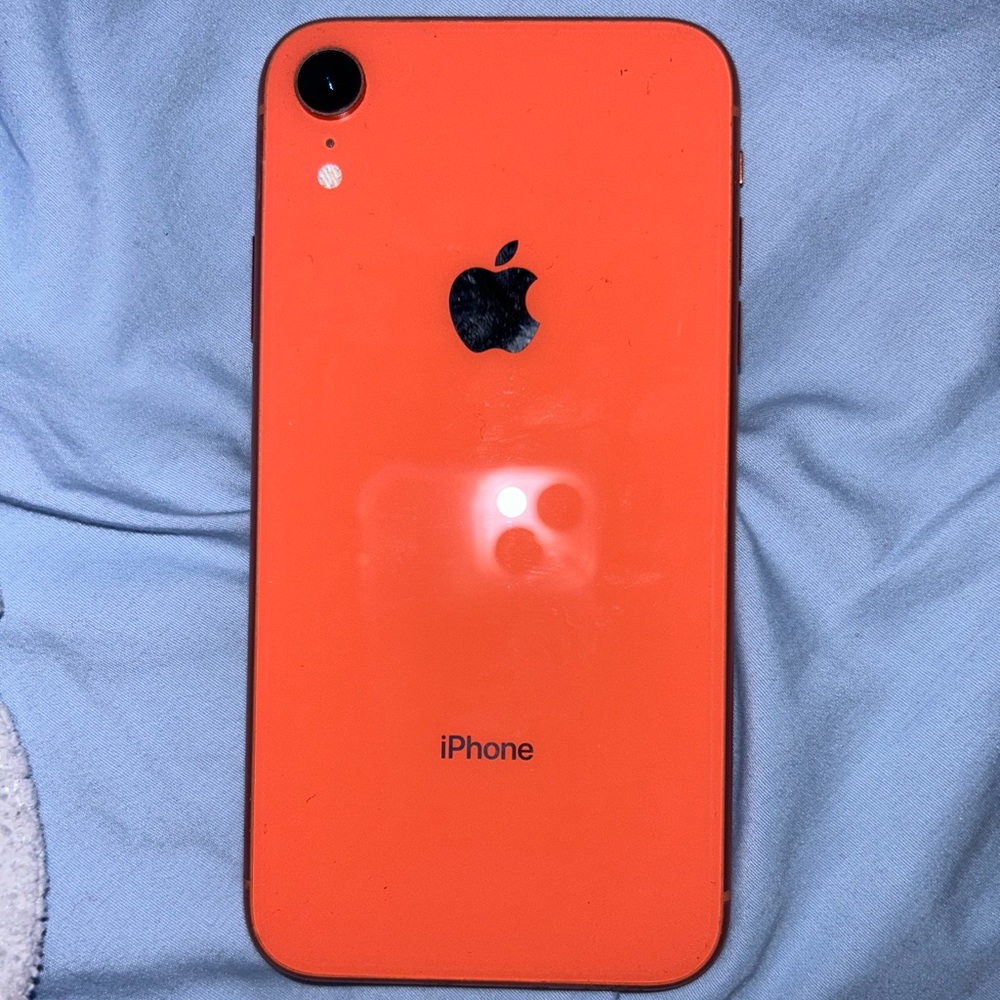 iPhone XR. Works perfect. Unlocked. Cracked screen only defect.